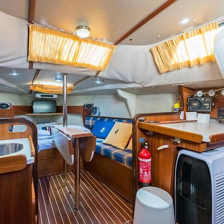 Pequeno Velero En Port Forum Ideal Para Backpackers Sant Adria de Besos Luaran gambar