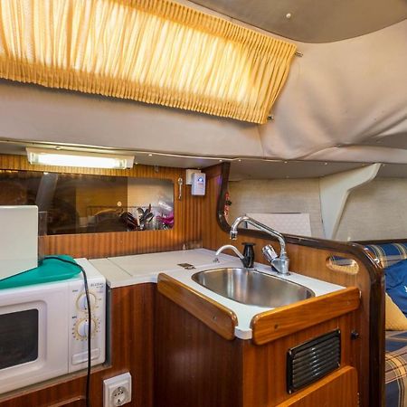 Pequeno Velero En Port Forum Ideal Para Backpackers Sant Adria de Besos Luaran gambar