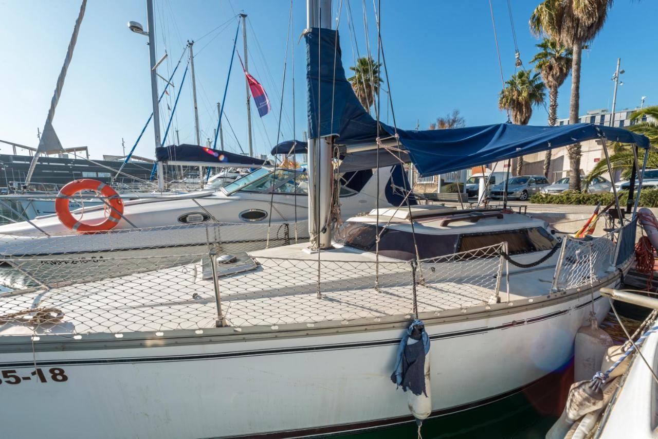 Pequeno Velero En Port Forum Ideal Para Backpackers Sant Adria de Besos Luaran gambar