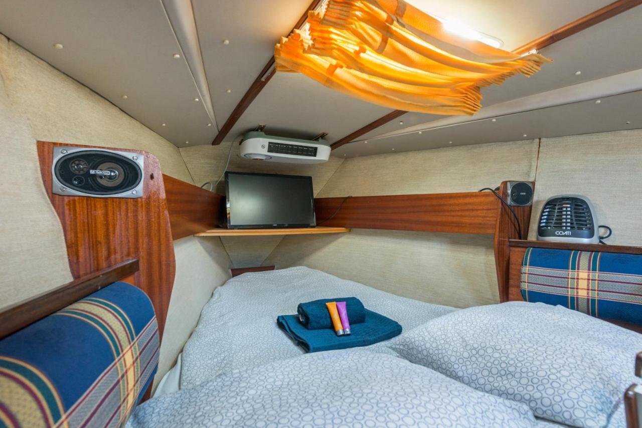 Pequeno Velero En Port Forum Ideal Para Backpackers Sant Adria de Besos Luaran gambar
