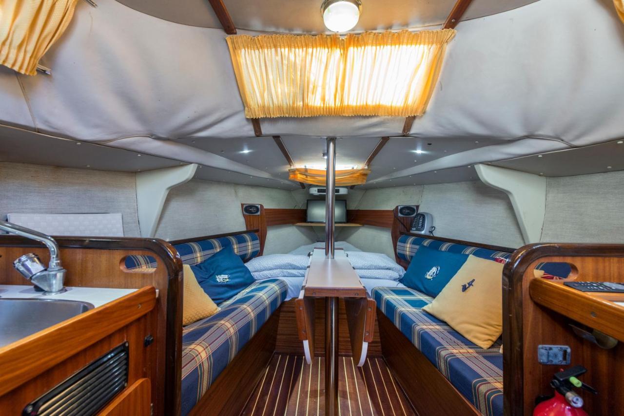 Pequeno Velero En Port Forum Ideal Para Backpackers Sant Adria de Besos Luaran gambar