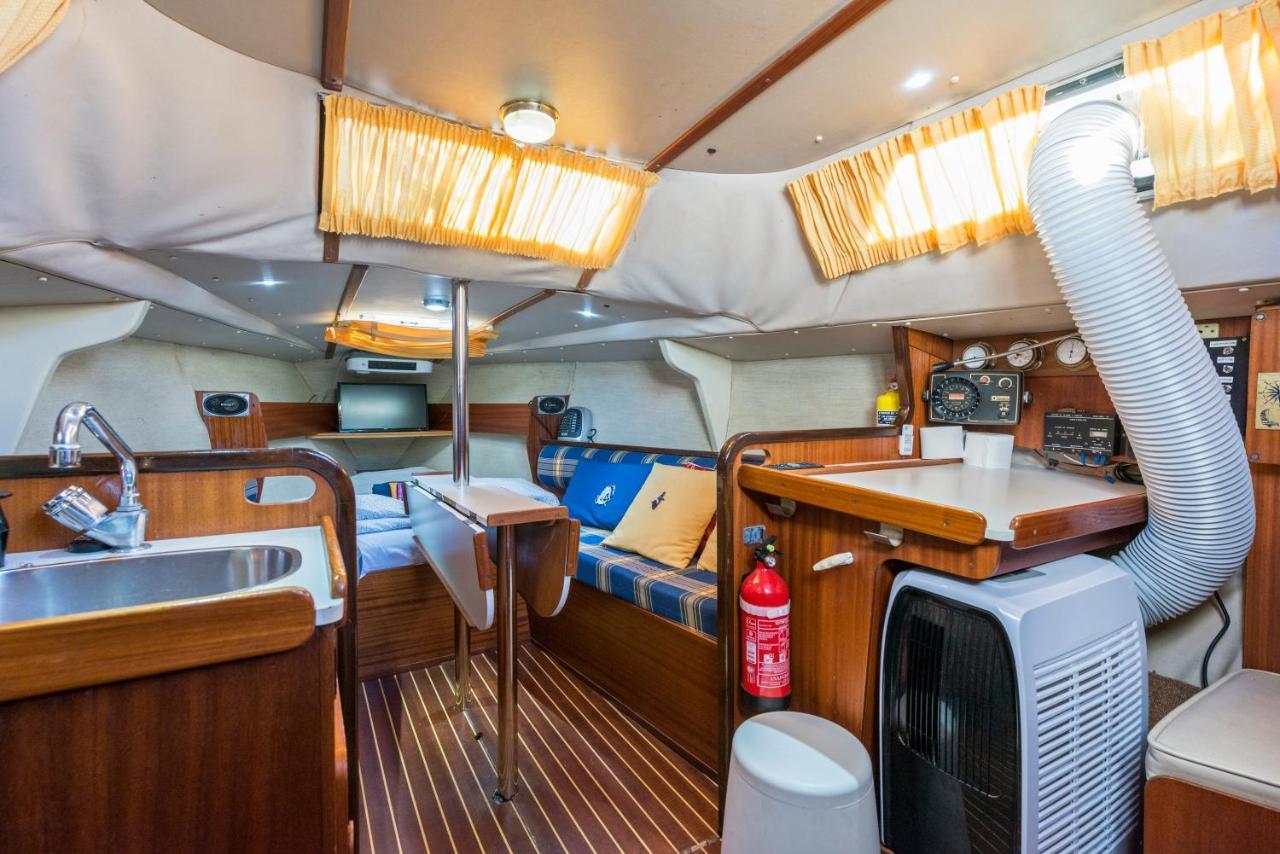 Pequeno Velero En Port Forum Ideal Para Backpackers Sant Adria de Besos Luaran gambar