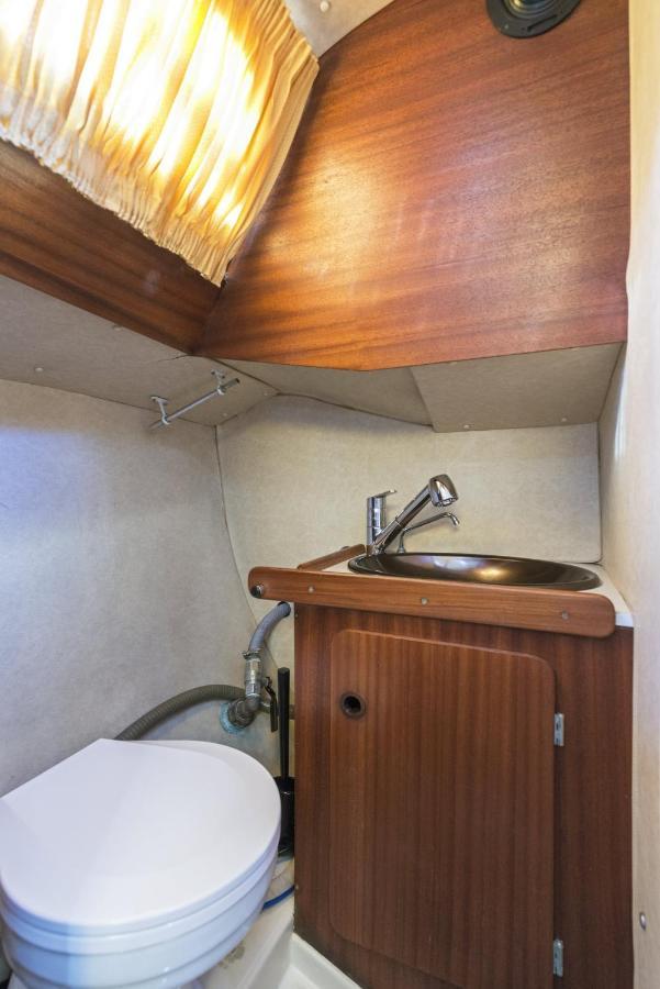 Pequeno Velero En Port Forum Ideal Para Backpackers Sant Adria de Besos Luaran gambar