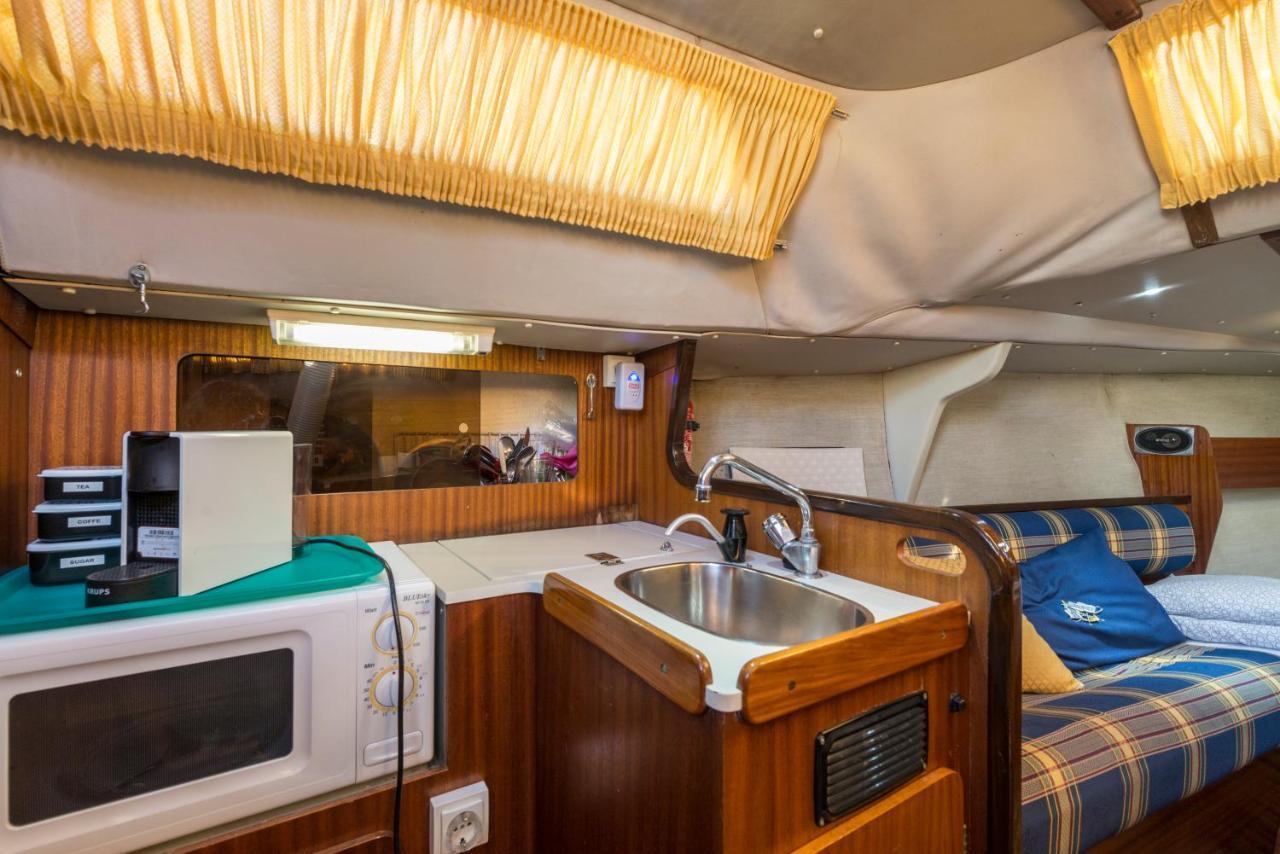 Pequeno Velero En Port Forum Ideal Para Backpackers Sant Adria de Besos Luaran gambar