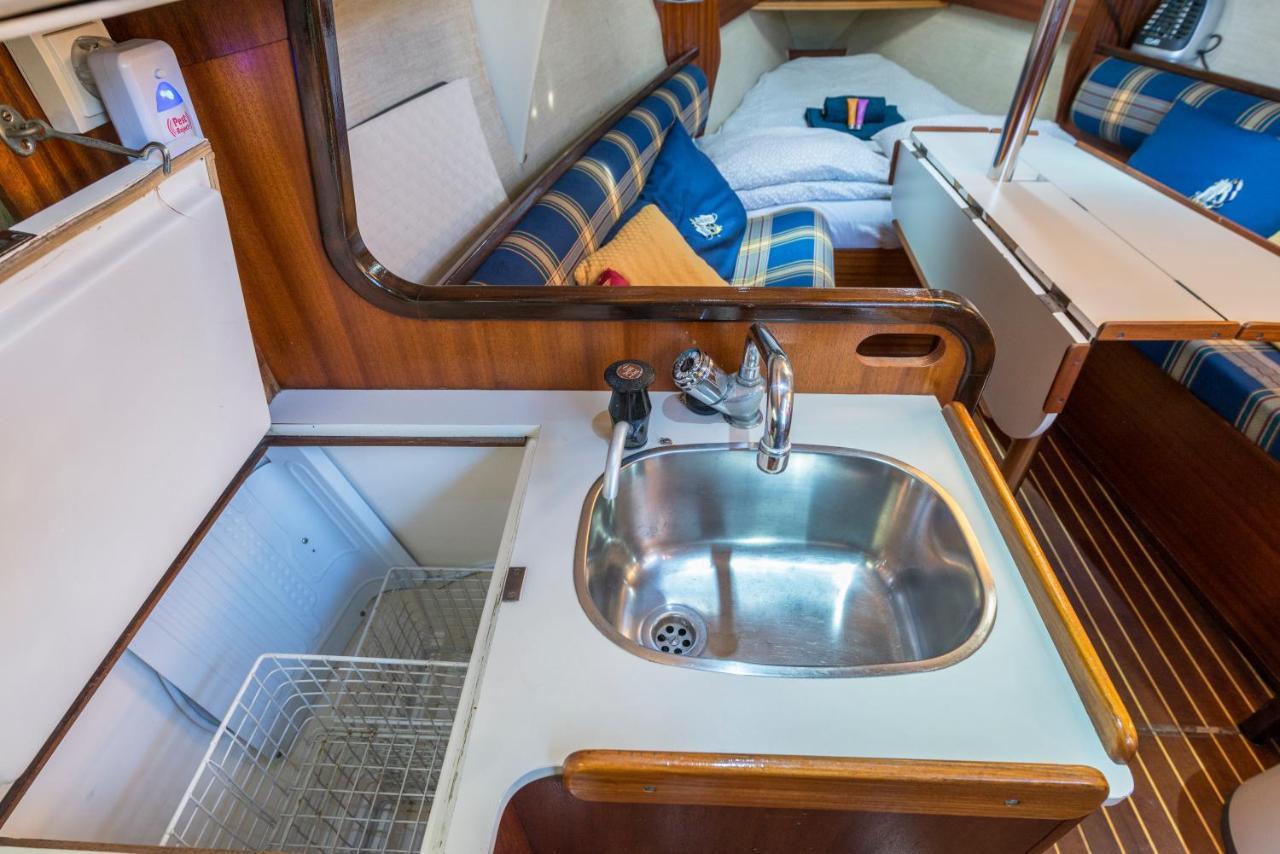 Pequeno Velero En Port Forum Ideal Para Backpackers Sant Adria de Besos Luaran gambar